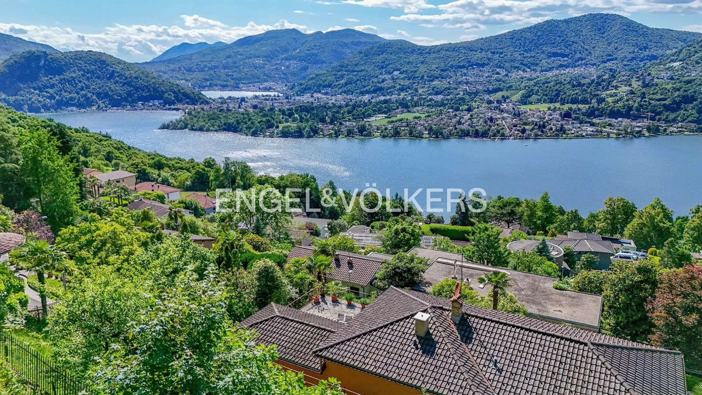 Bellissima villa con vista lago da ristrutturare - Foto 3 di 13