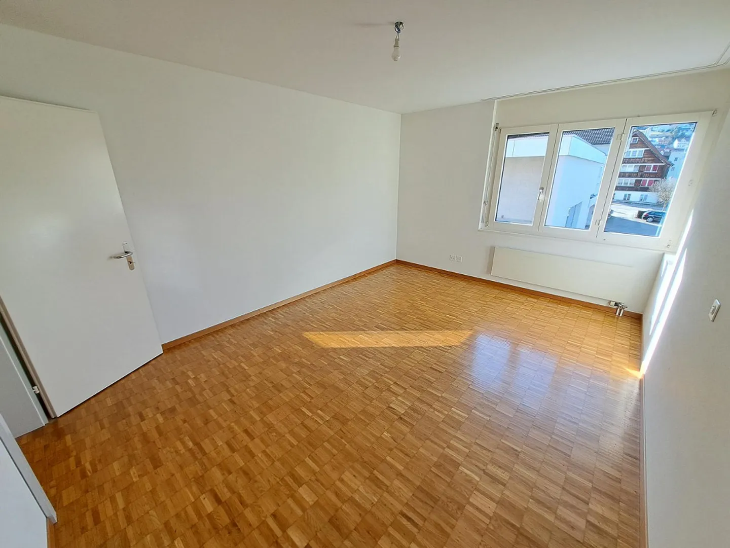 Ampio appartamento di 4,5 stanze con torre di lavaggio + 2 celle umide - Foto 10 di 13