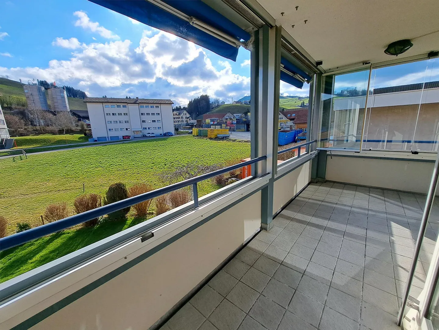 Ampio appartamento di 4,5 stanze con torre di lavaggio + 2 celle umide - Foto 11 di 13