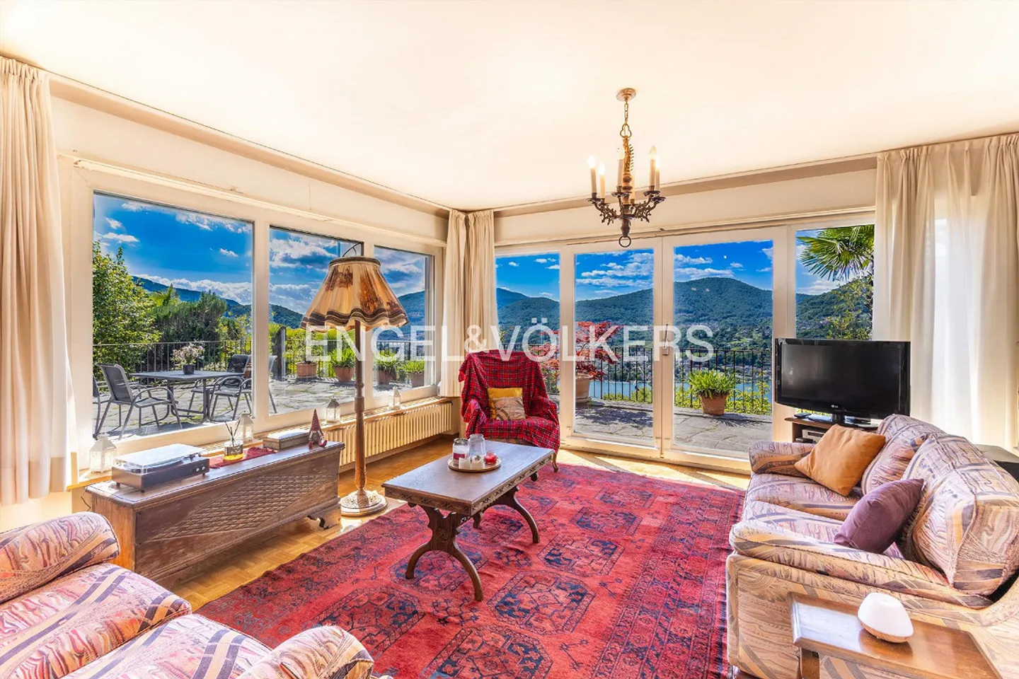 Bellissima villa con vista lago da ristrutturare - Foto 4 di 13