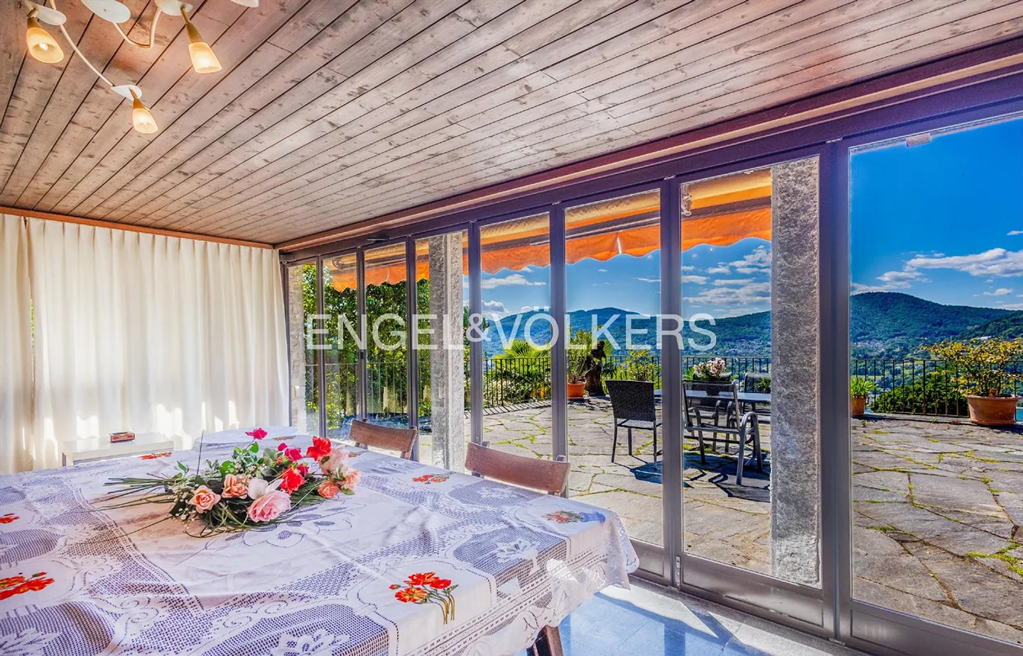 Bellissima villa con vista lago da ristrutturare - Foto 5 di 13