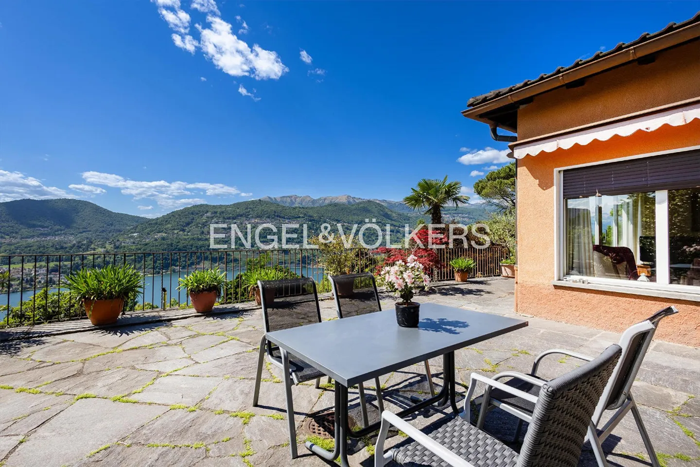 Bellissima villa con vista lago da ristrutturare - Foto 6 di 13