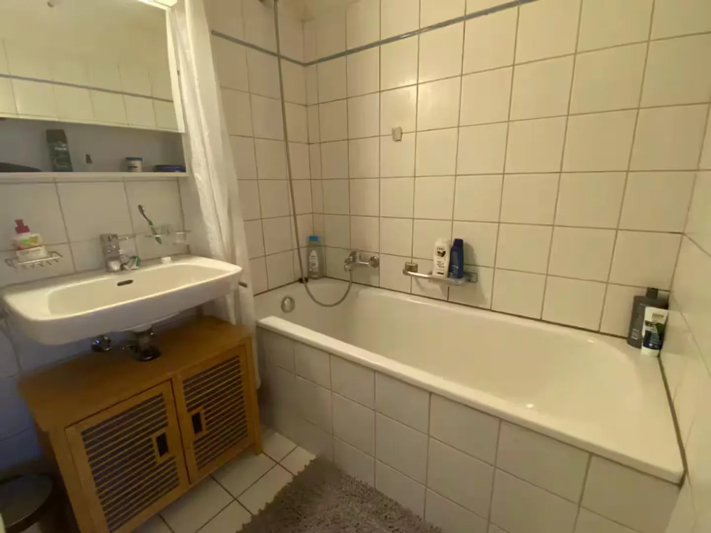 Furnished shared room - Photo 1 of 5