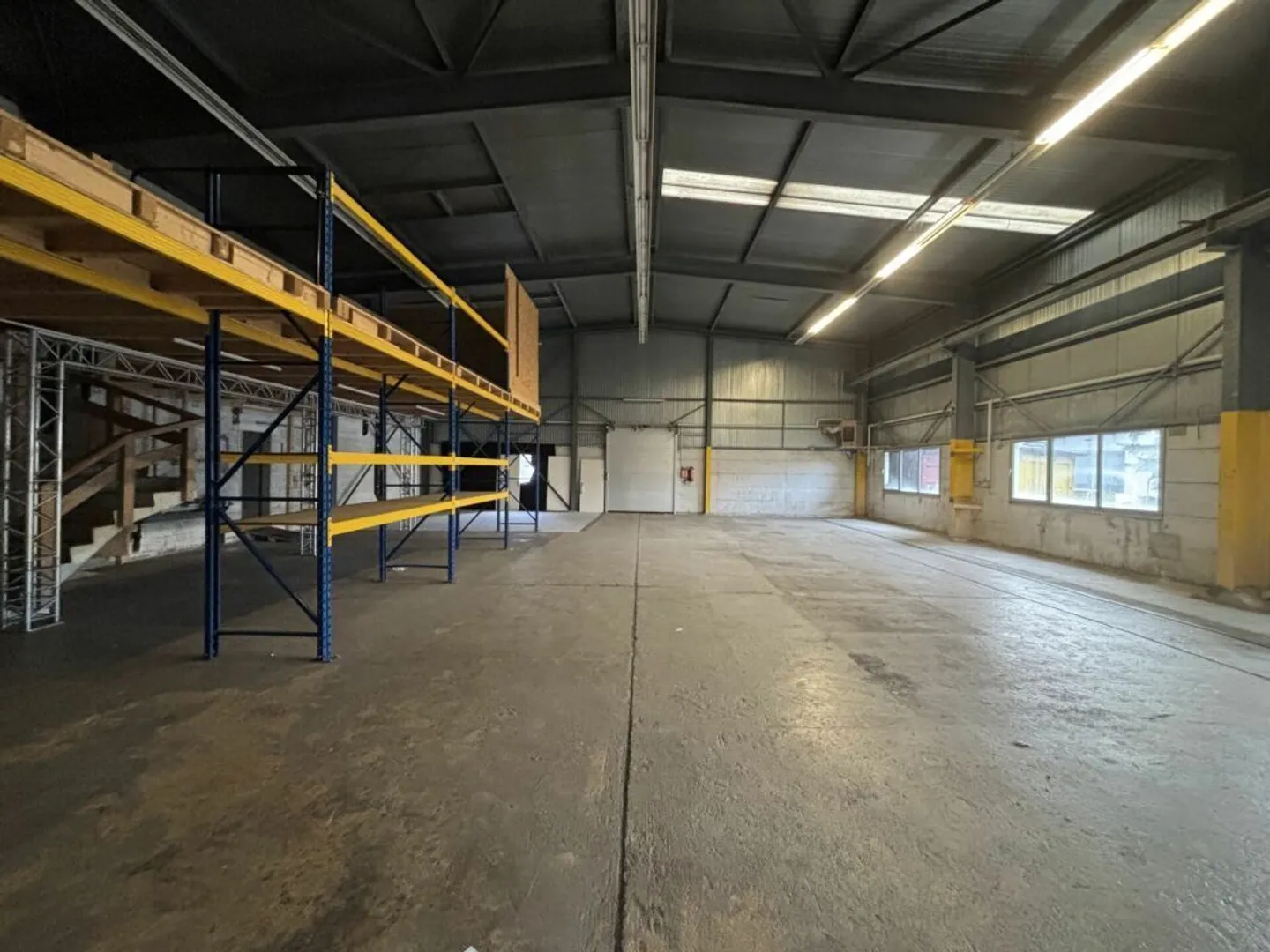 Sala modulare di 303 m² nelle immediate vicinanze dell'autostrada - Foto 1 di 5