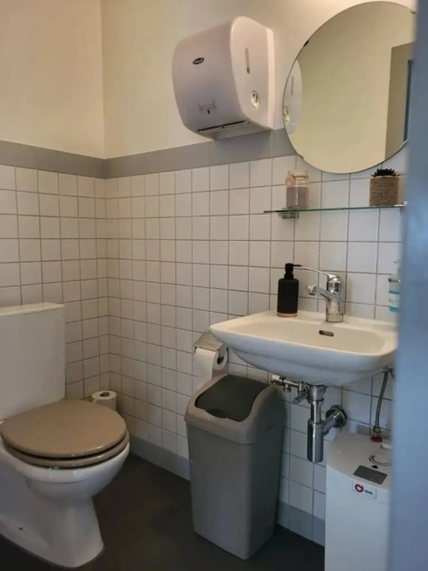 Bureau de 130 m2 à louer dès le 01.07.20204 ou à convenir - Photo 3 sur 9