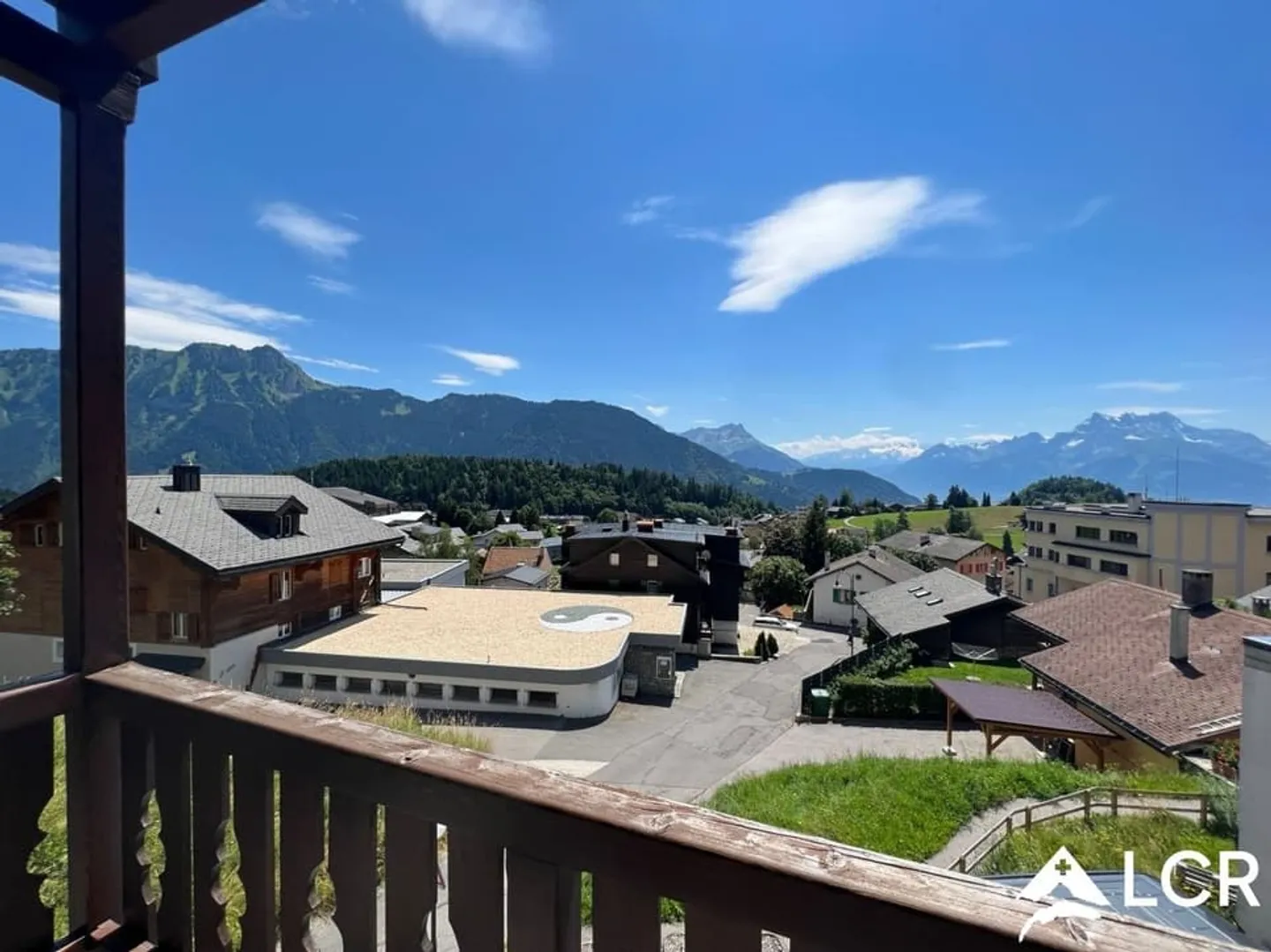 Wunderschönes Gebäude in Leysin / 2 Wohnungen und 2 Geschäfte / 7 Parkplätze - Foto 1 von 13