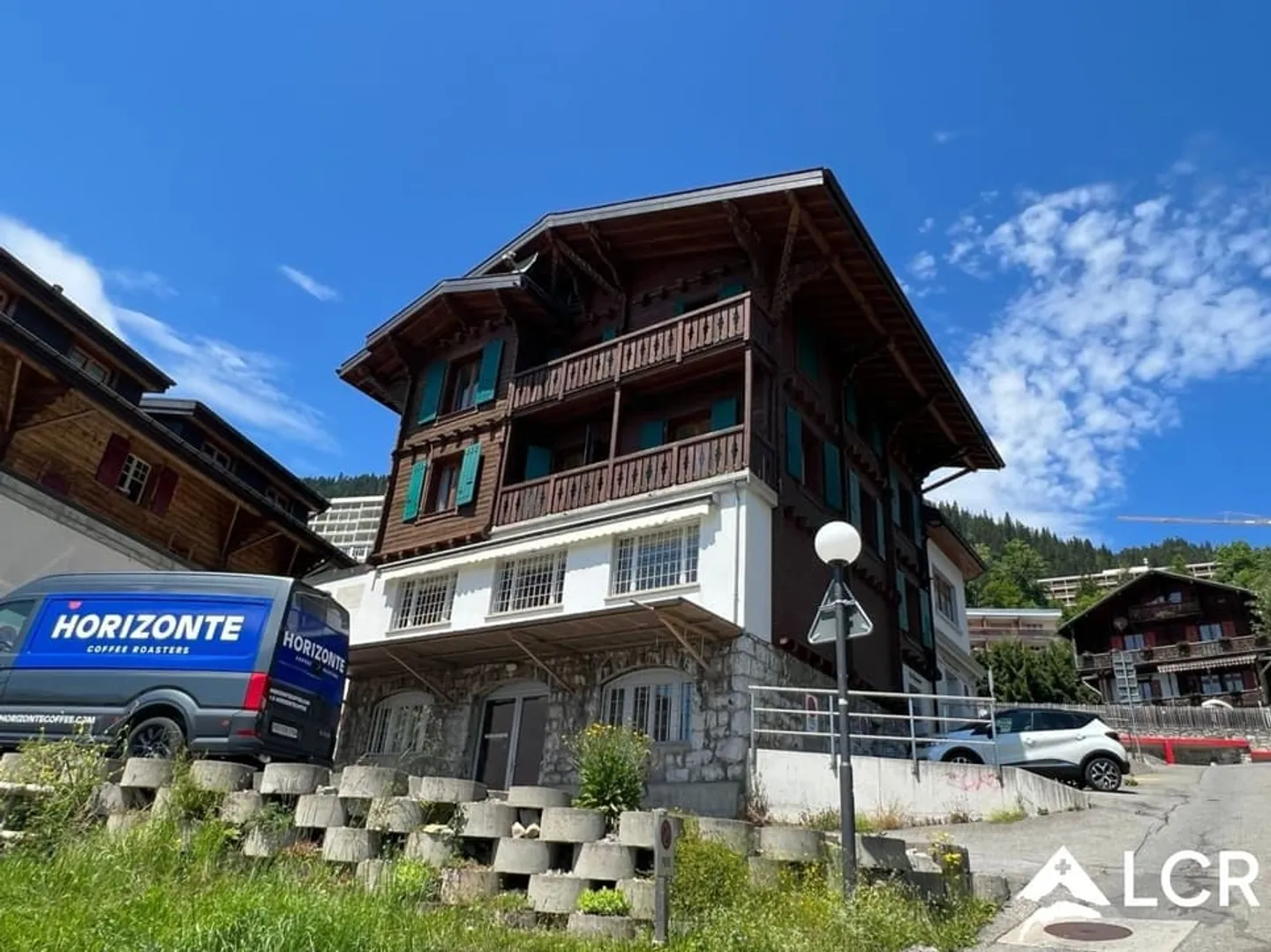 Wunderschönes Gebäude in Leysin / 2 Wohnungen und 2 Geschäfte / 7 Parkplätze - Foto 3 von 13