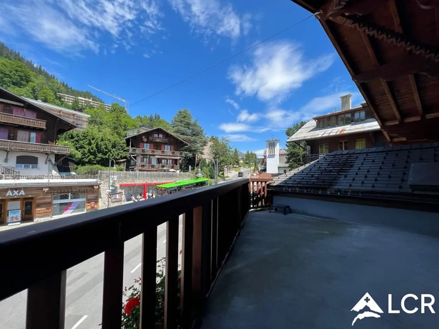 Wunderschönes Gebäude in Leysin / 2 Wohnungen und 2 Geschäfte / 7 Parkplätze - Foto 4 von 13