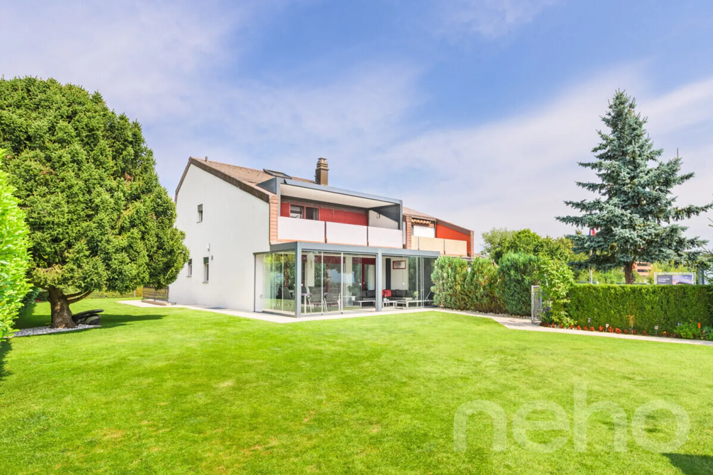 Casa bifamiliare moderna con grande giardino - Foto 2 di 12