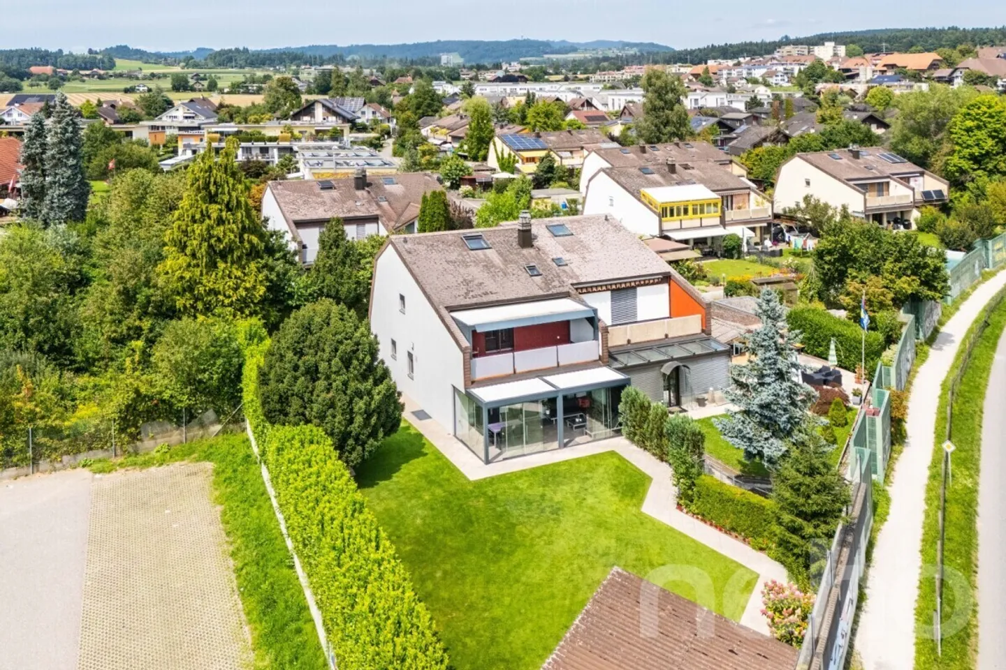 Casa bifamiliare moderna con grande giardino - Foto 3 di 12