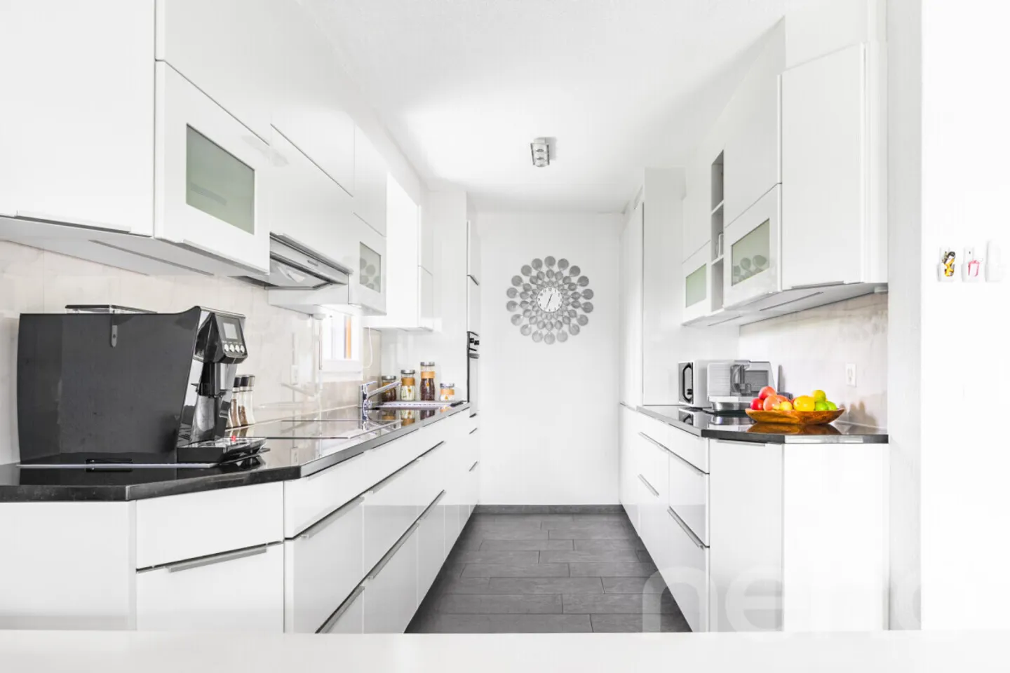 Casa bifamiliare moderna con grande giardino - Foto 4 di 12