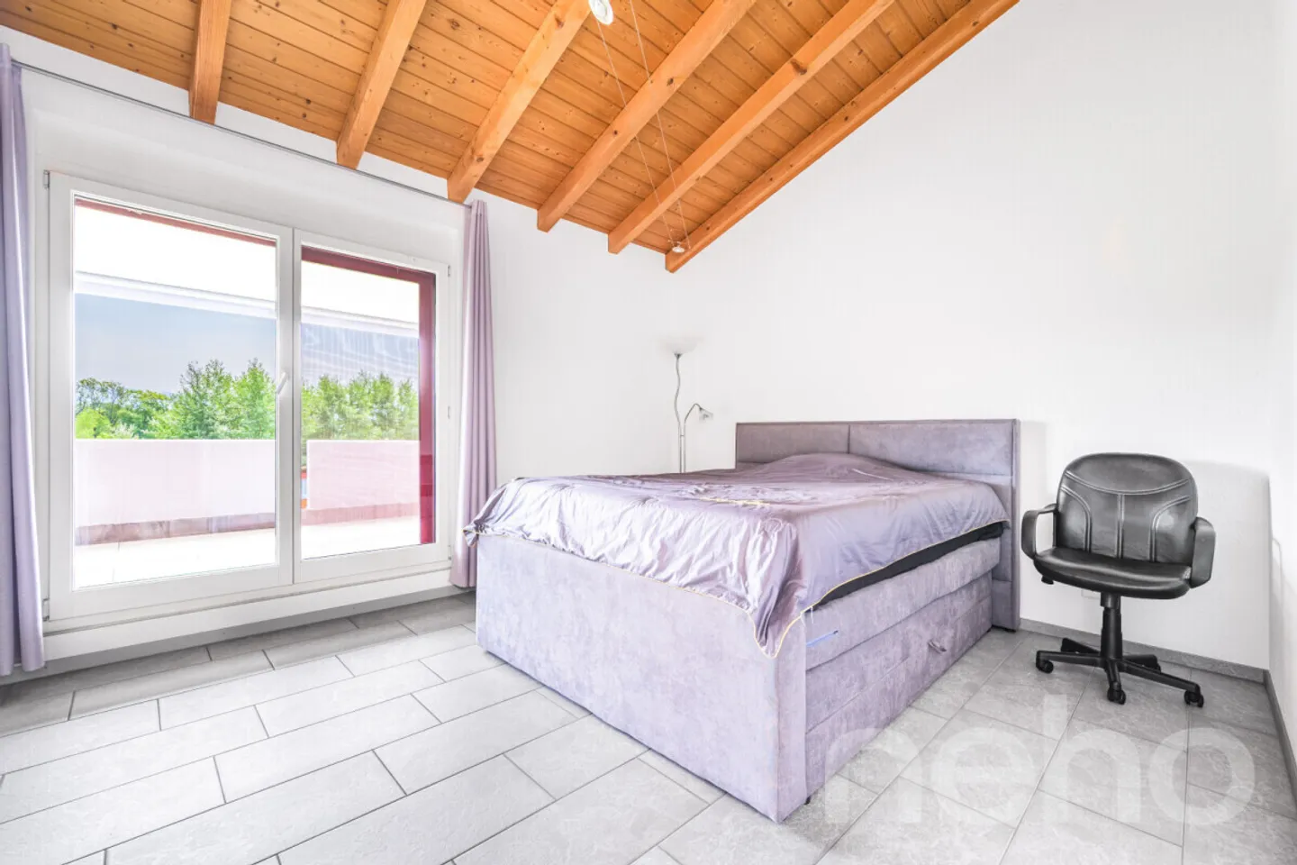 Casa bifamiliare moderna con grande giardino - Foto 5 di 12
