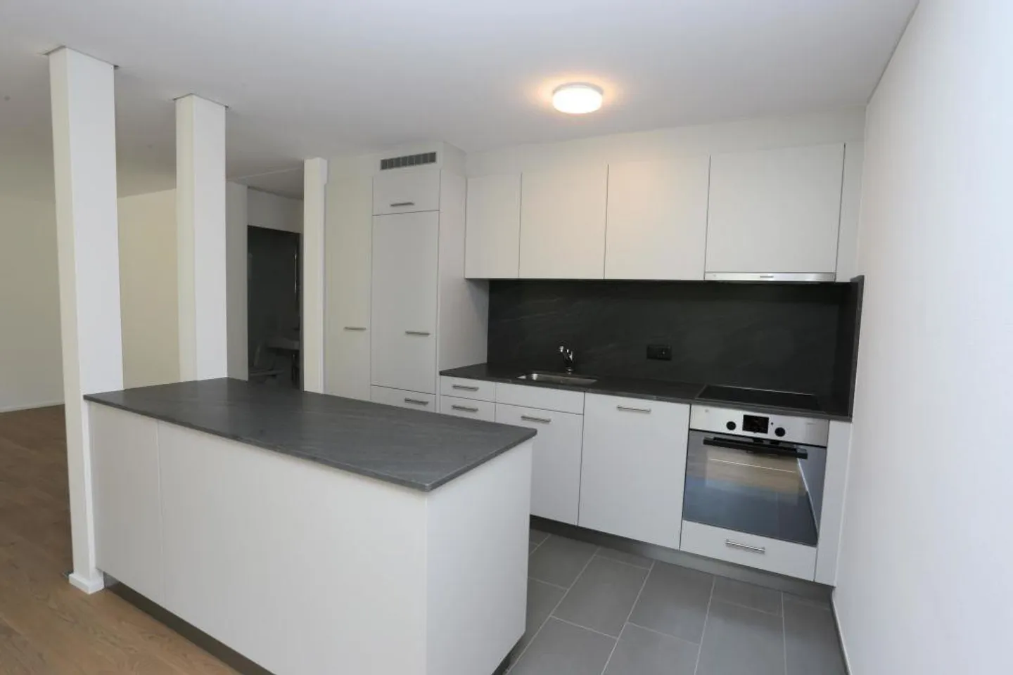 Appartement confortable de 4,5 pièces dans un quartier résidentiel calme - Photo 2 sur 8