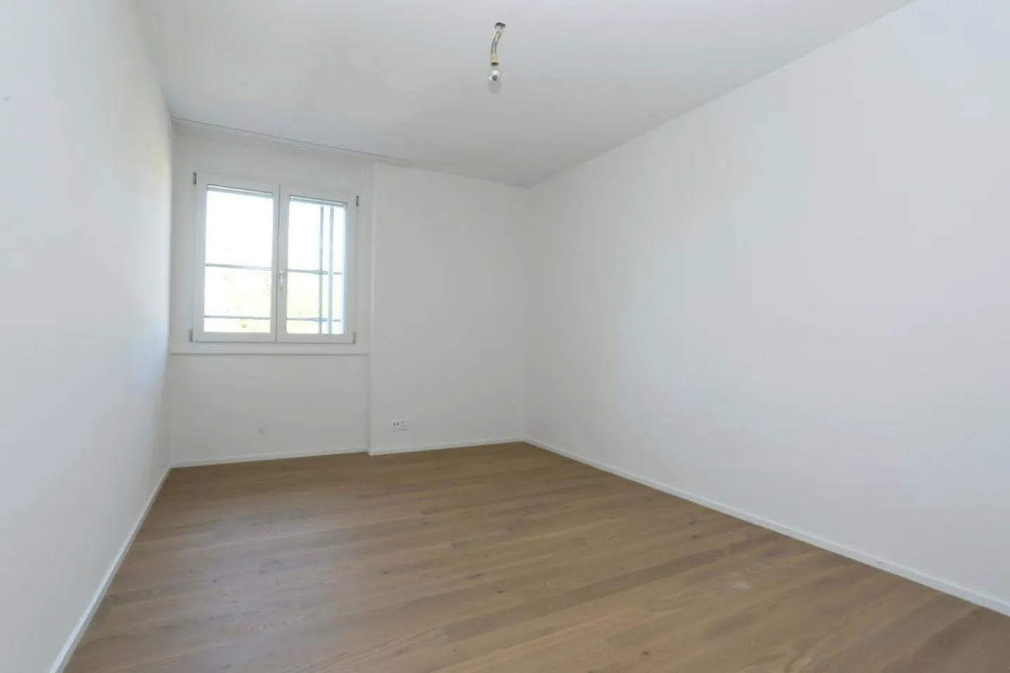 Appartement confortable de 4,5 pièces dans un quartier résidentiel calme - Photo 3 sur 8