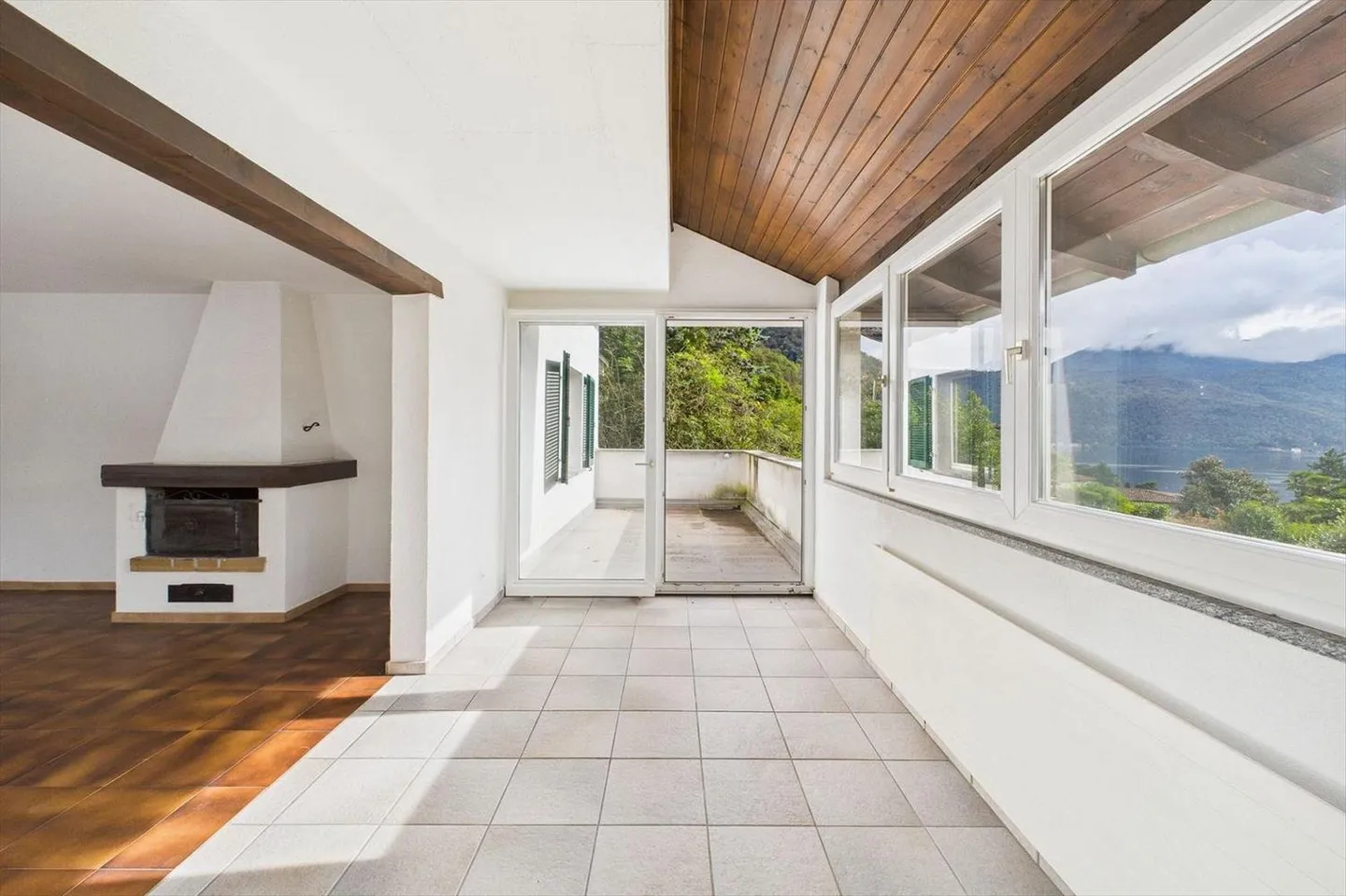 Morcote - Bright 3.5 rooms with terrace and enchanting view - Photo 9 of 13