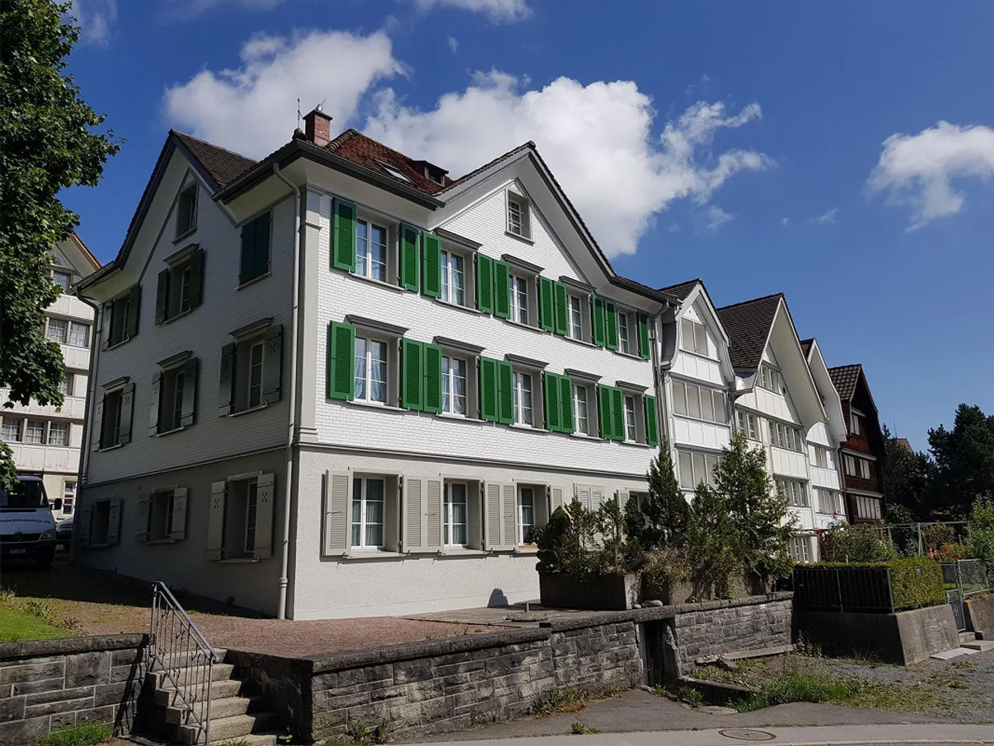 Emplacement central, sur la place du village - Photo 1 sur 5