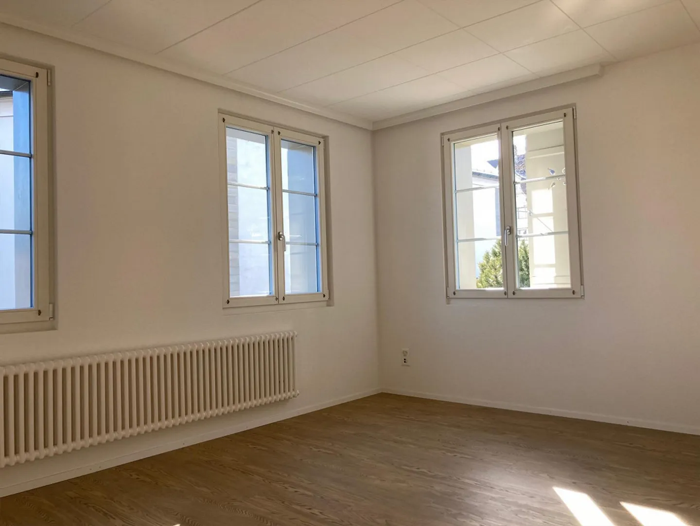 Emplacement central, sur la place du village - Photo 4 sur 5