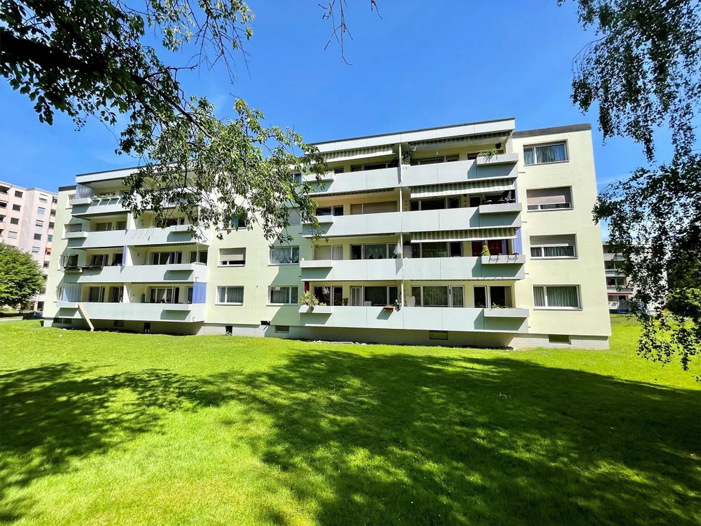 Appartement de 4,5 pièces fraîchement rénové - près des transports en commun et des commerces - Photo 2 sur 10