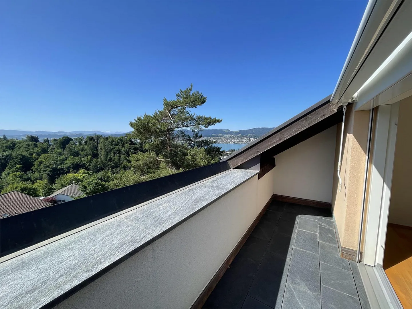 Maisonnette avec vue sur la mer et la montagne - Photo 2 sur 9