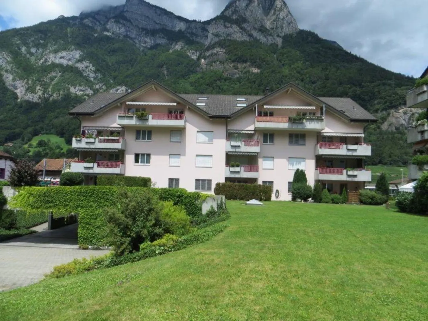 Dans un bel emplacement résidentiel avec un grand balcon ensoleillé - Photo 1 sur 13