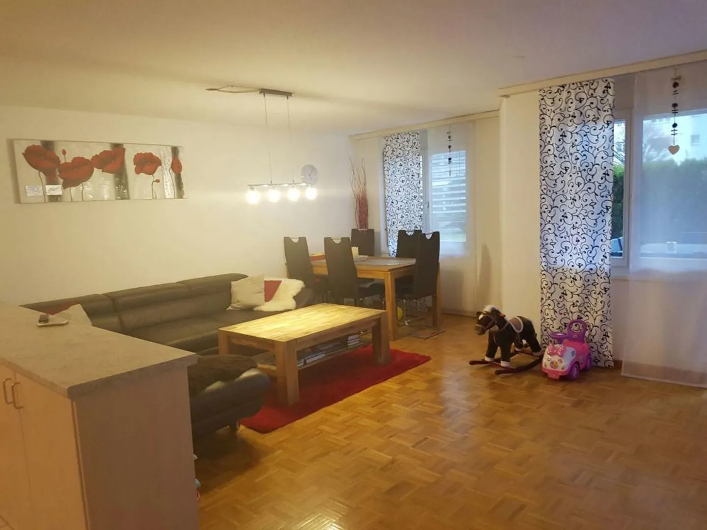 Dans un bel emplacement résidentiel avec un grand balcon ensoleillé - Photo 2 sur 13