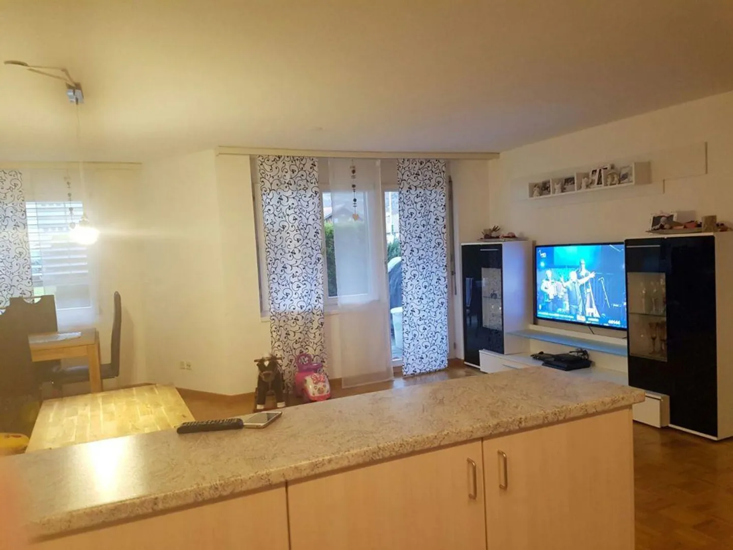 Dans un bel emplacement résidentiel avec un grand balcon ensoleillé - Photo 3 sur 13