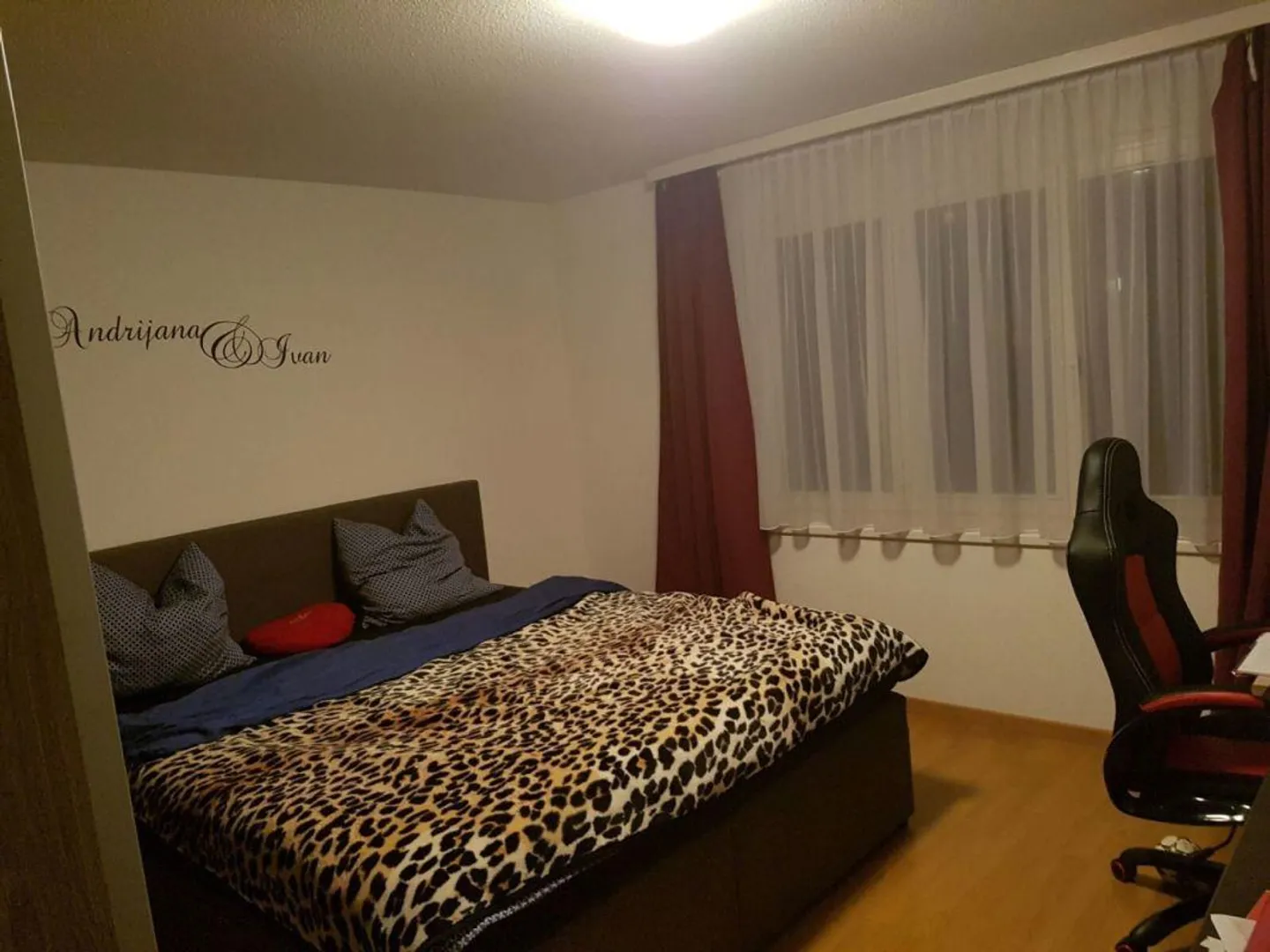 Dans un bel emplacement résidentiel avec un grand balcon ensoleillé - Photo 4 sur 13