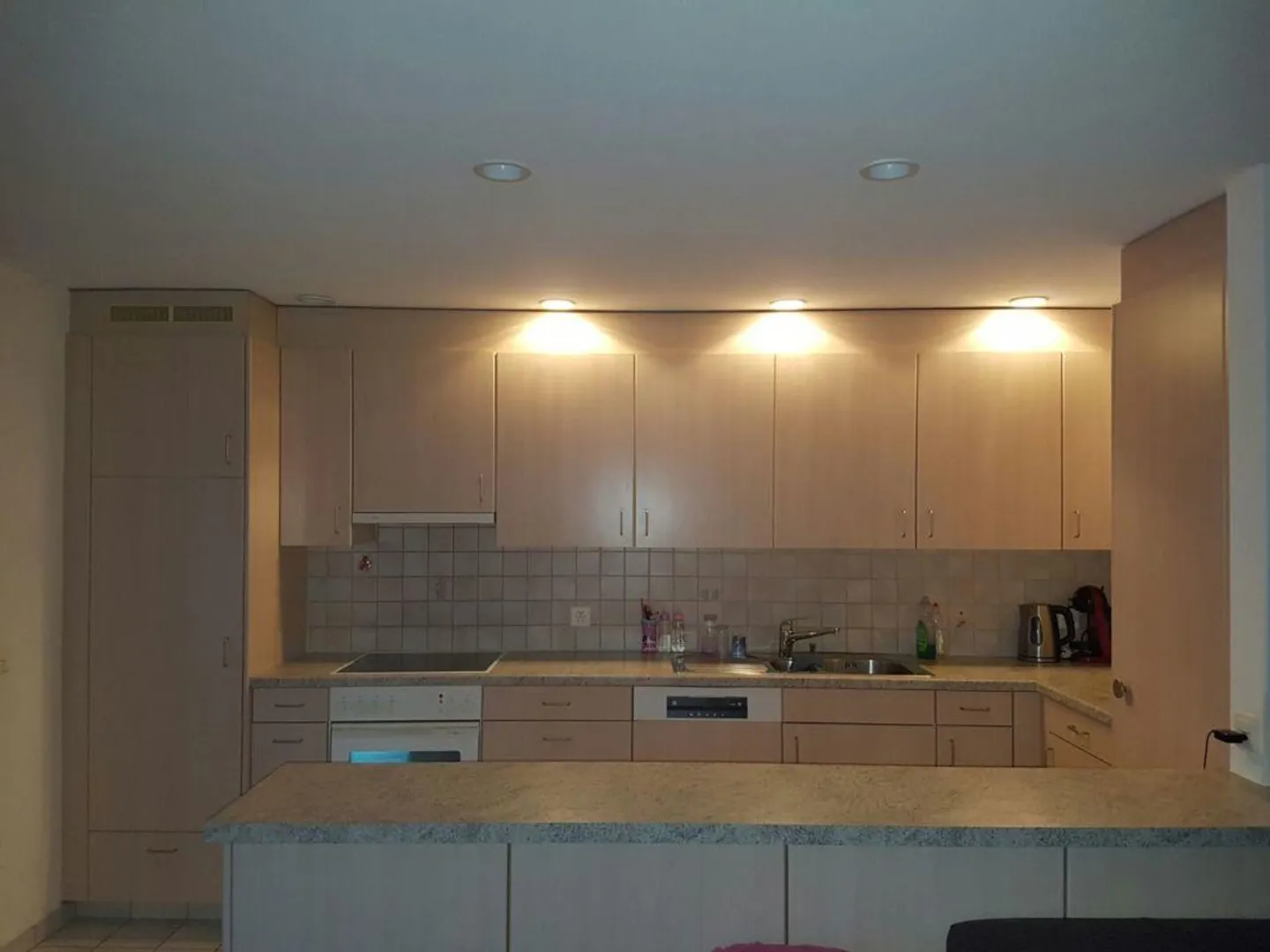 Dans un bel emplacement résidentiel avec un grand balcon ensoleillé - Photo 6 sur 13