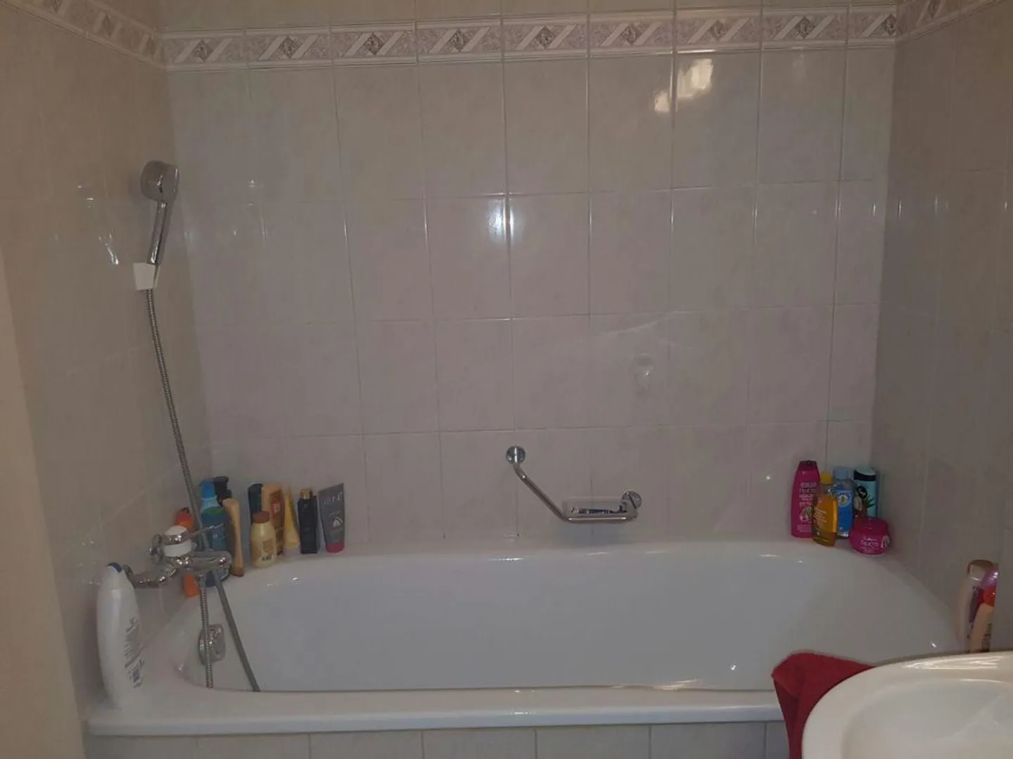 Dans un bel emplacement résidentiel avec un grand balcon ensoleillé - Photo 9 sur 13