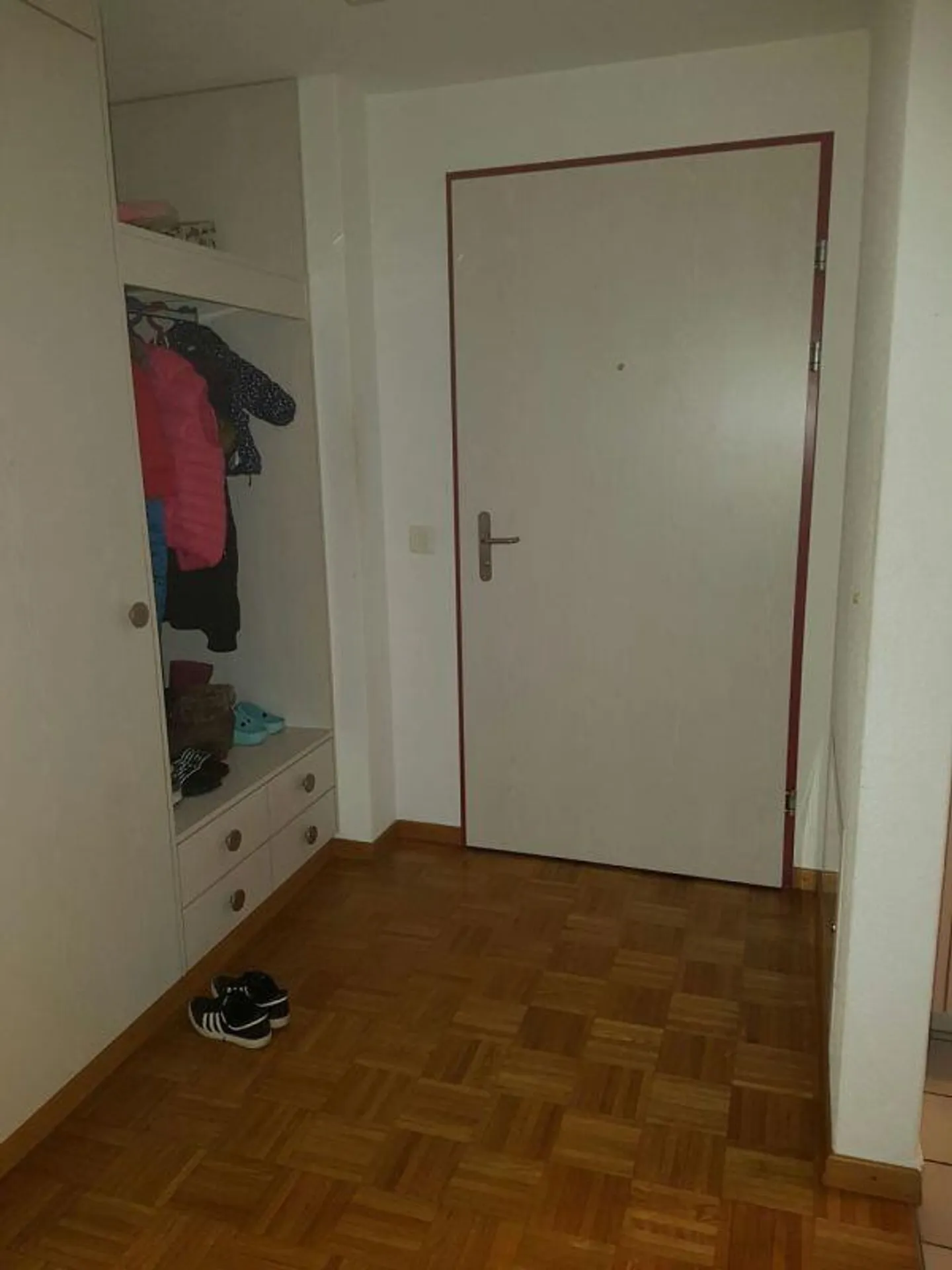 Dans un bel emplacement résidentiel avec un grand balcon ensoleillé - Photo 11 sur 13