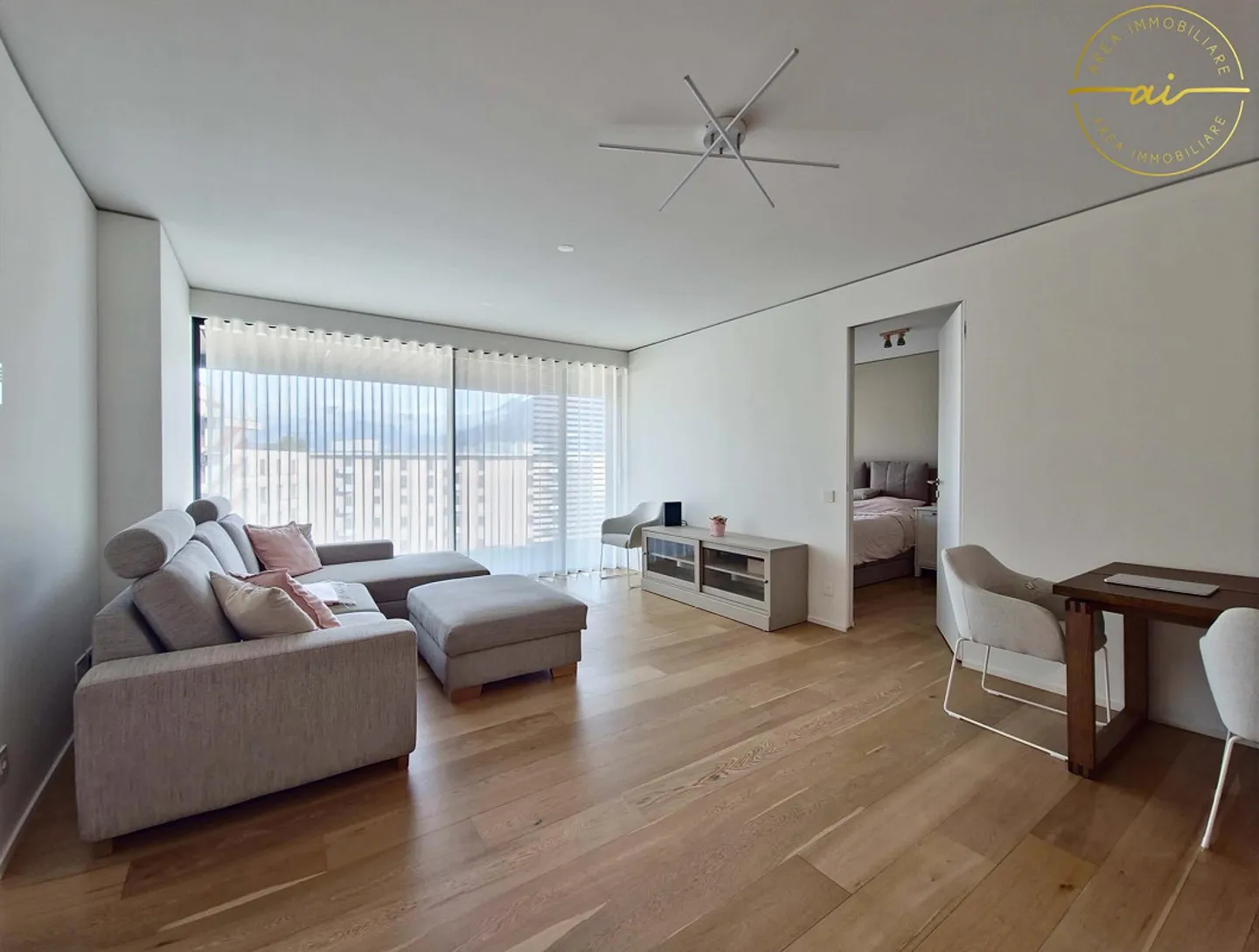 ELEGANT 3.5-ROOM APARTMENT WITH TERRACE AND LAKE VIEW - Photo 2 of 13