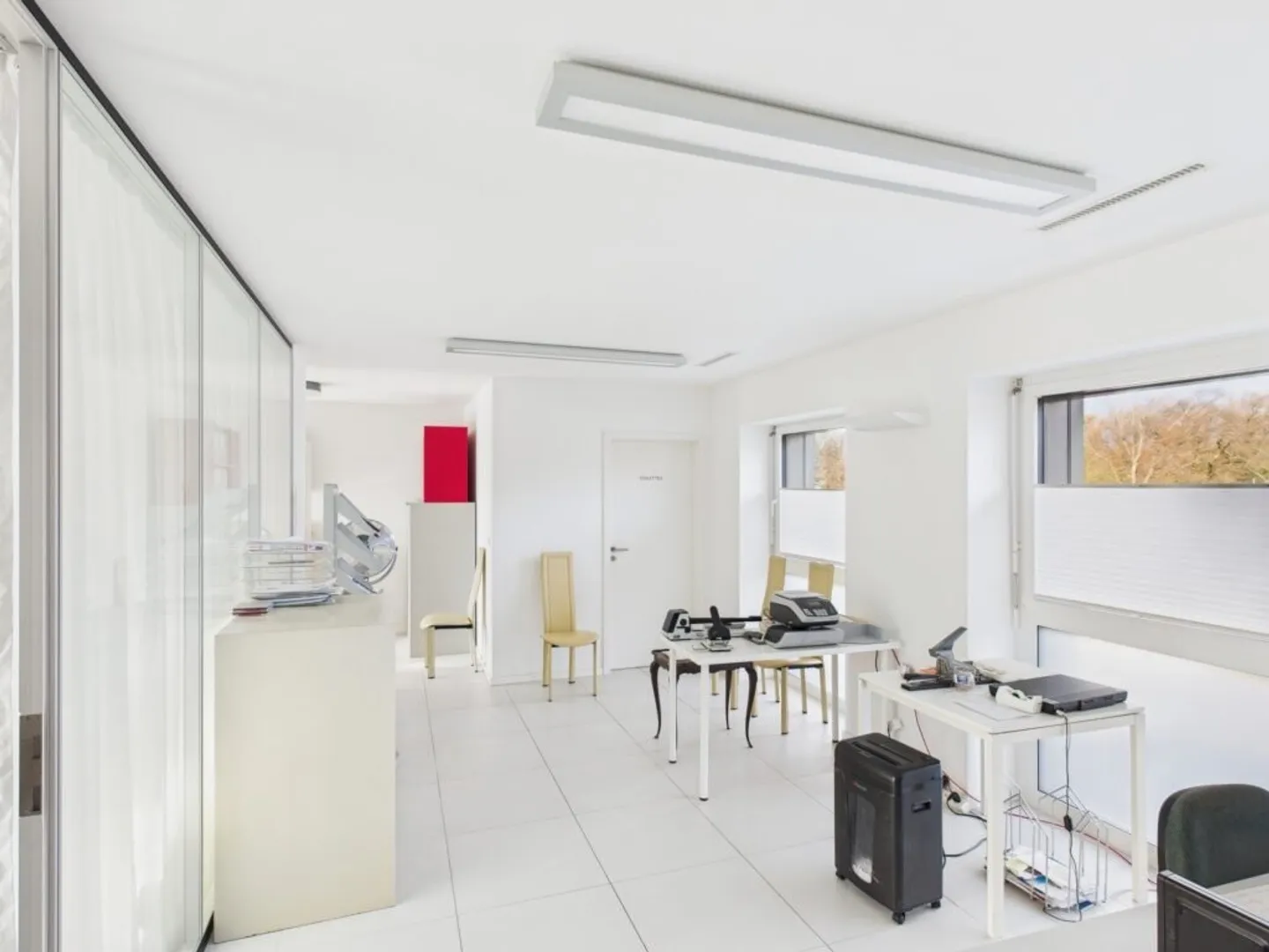 Magnifique bureau traversant situé au dernier étage d'un immeuble récent - Photo 2 sur 6