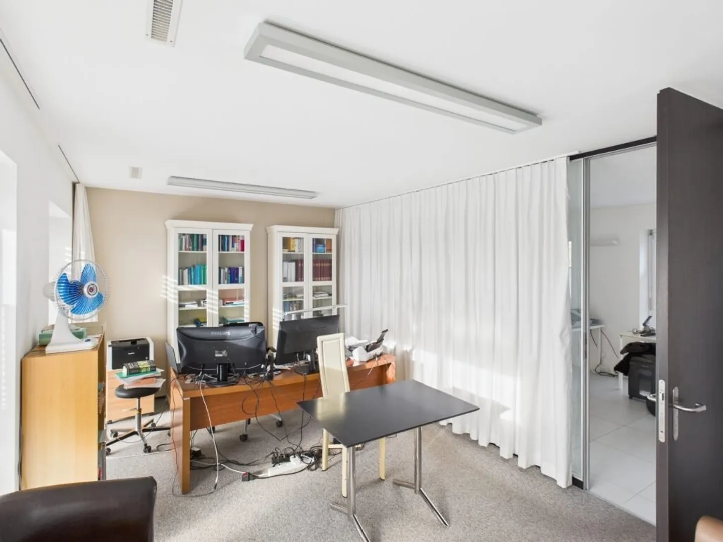 Magnifique bureau traversant situé au dernier étage d'un immeuble récent - Photo 3 sur 6