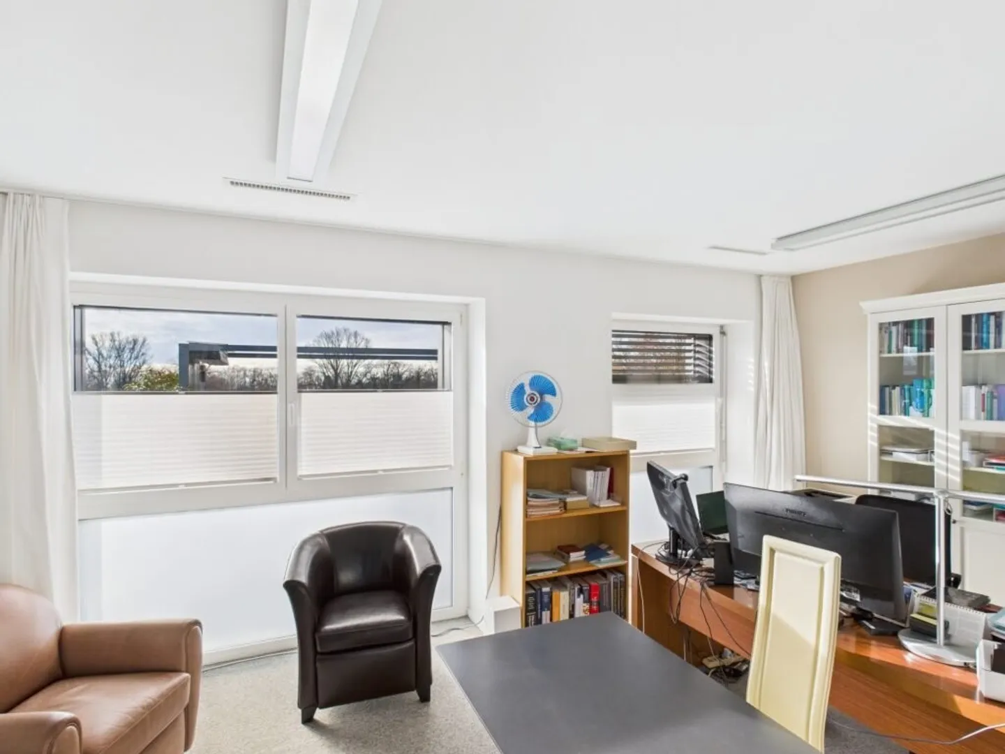 Magnifique bureau traversant situé au dernier étage d'un immeuble récent - Photo 4 sur 6