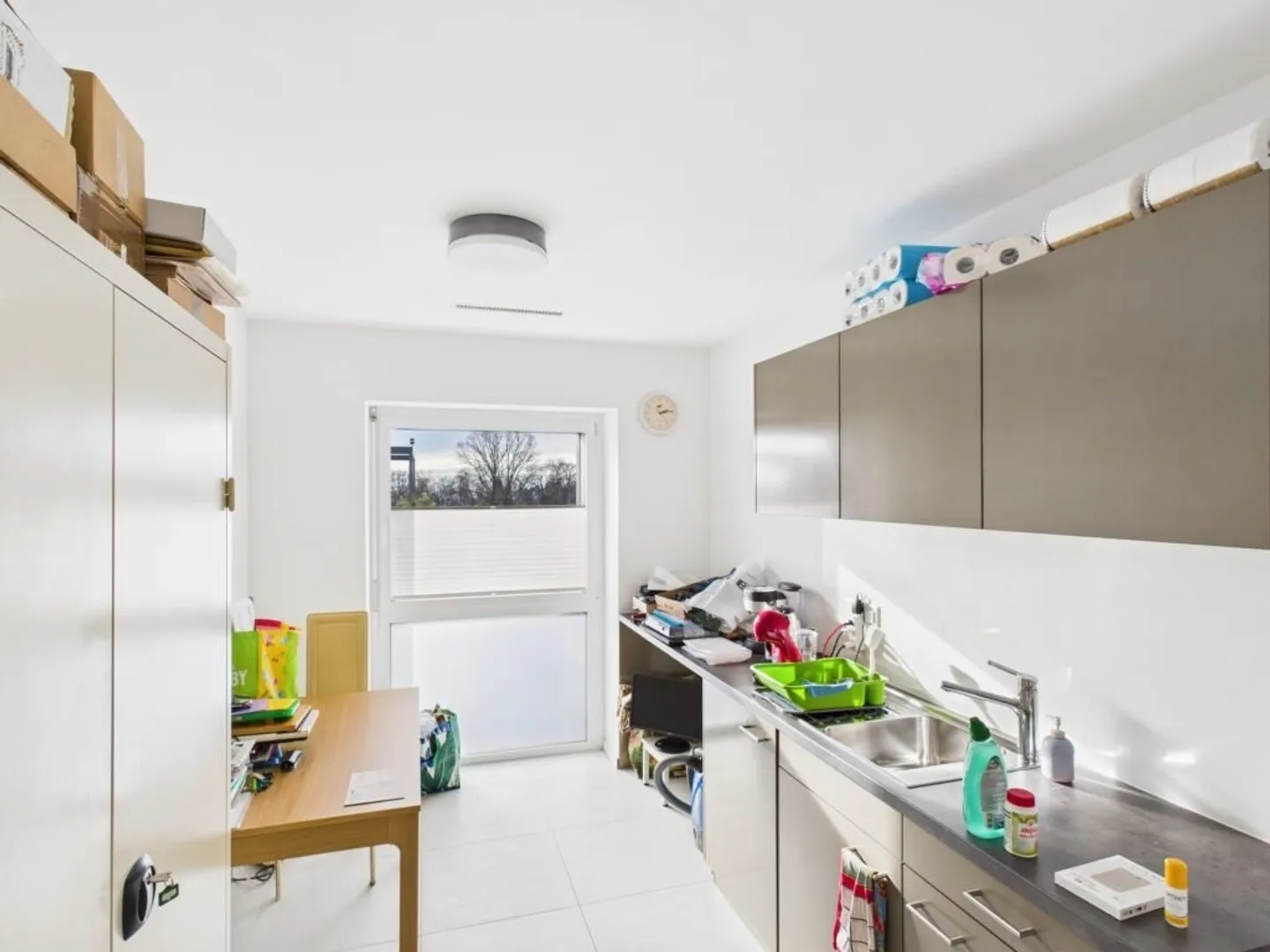 Magnifique bureau traversant situé au dernier étage d'un immeuble récent - Photo 5 sur 6