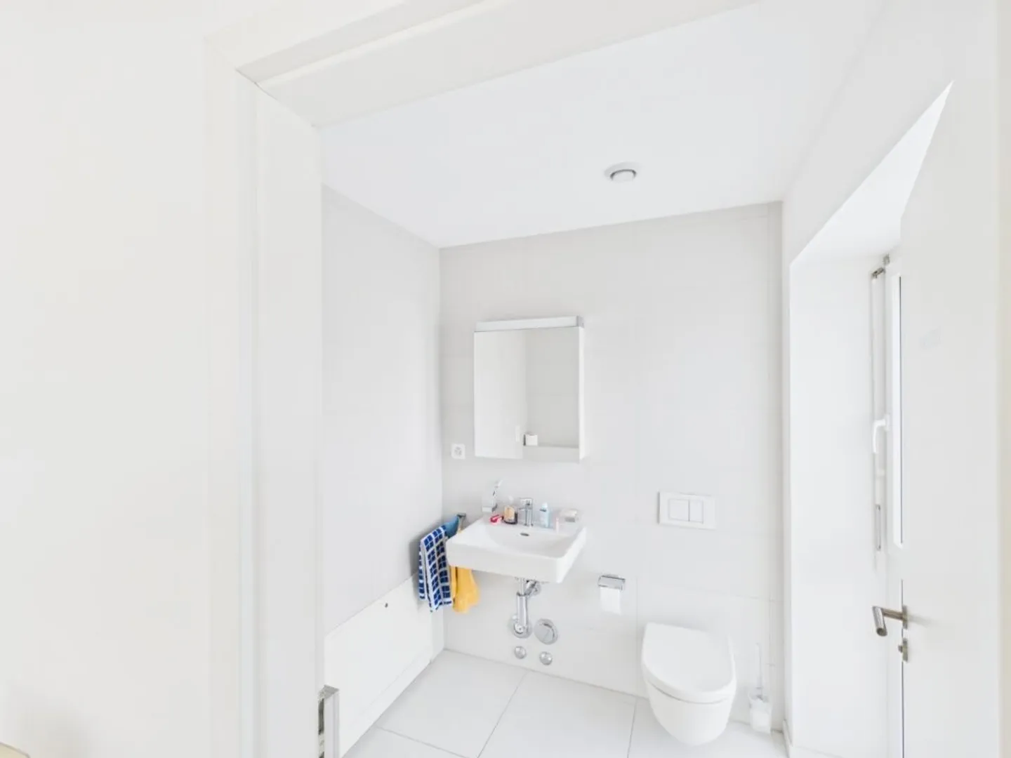 Magnifique bureau traversant situé au dernier étage d'un immeuble récent - Photo 6 sur 6