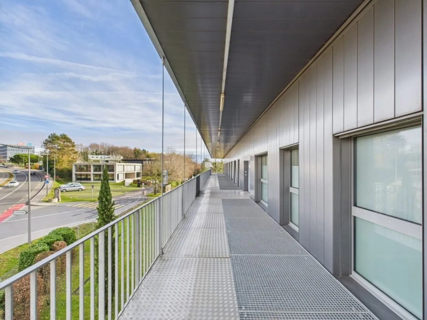 Magnifique bureau traversant situé au dernier étage d'un immeuble récent - Photo 1 sur 6