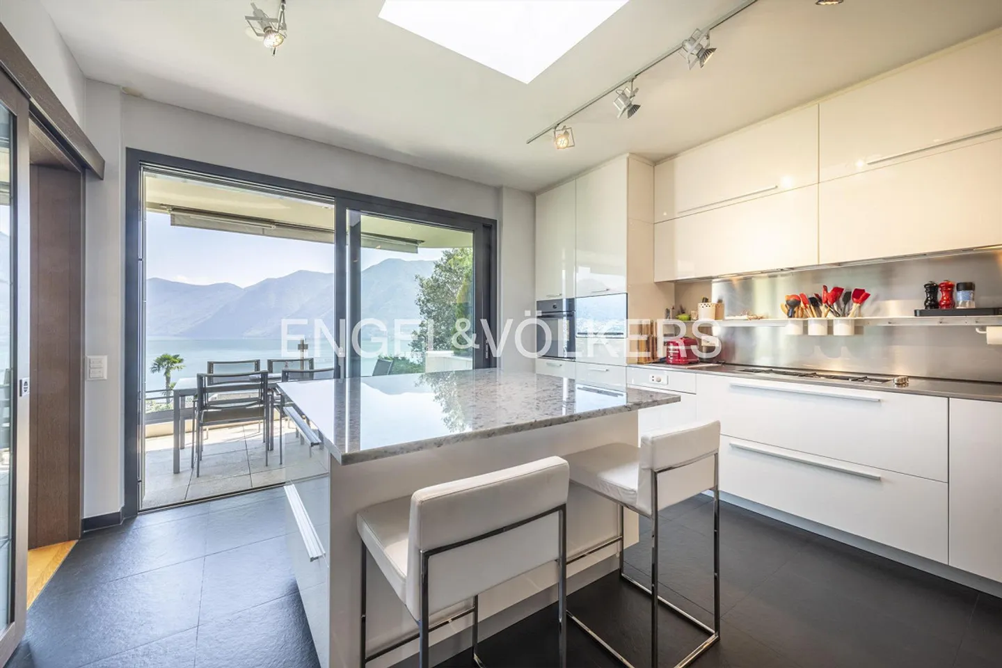 Penthouse design avec vue panoramique à 180° sur le lac - Photo 4 sur 13
