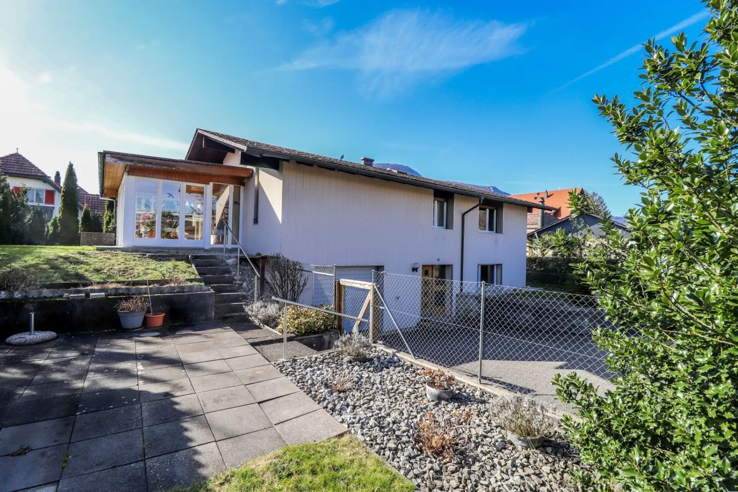 Maison individuelle de 5,5 pièces avec véranda et bâtiment supplémentaire sur un terrain de 1'091 m2 - Photo 1 sur 14