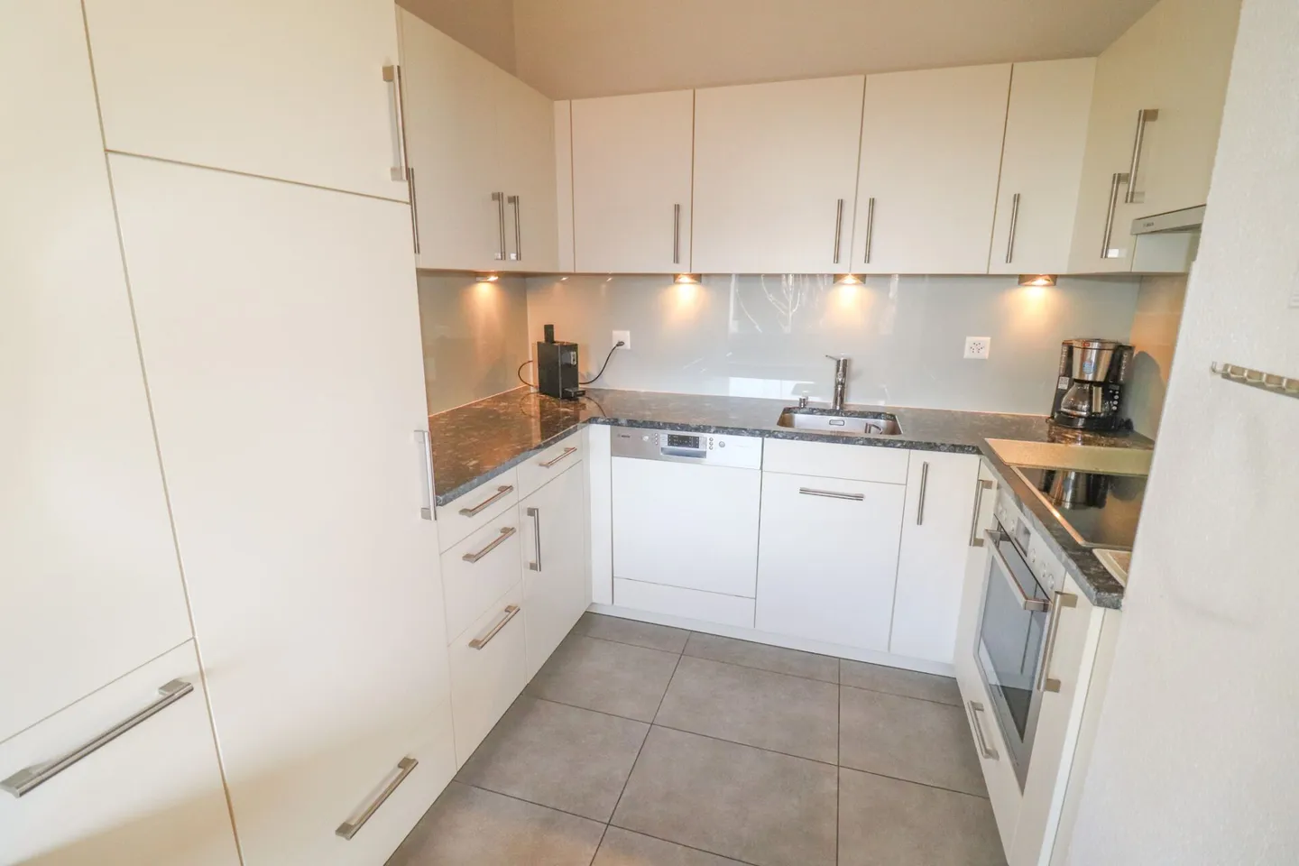 Maison individuelle de 5,5 pièces avec véranda et bâtiment supplémentaire sur un terrain de 1'091 m2 - Photo 5 sur 14