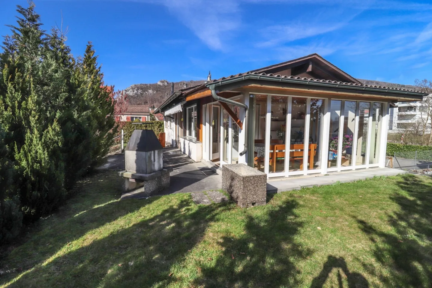 Maison individuelle de 5,5 pièces avec véranda et bâtiment supplémentaire sur un terrain de 1'091 m2 - Photo 2 sur 14