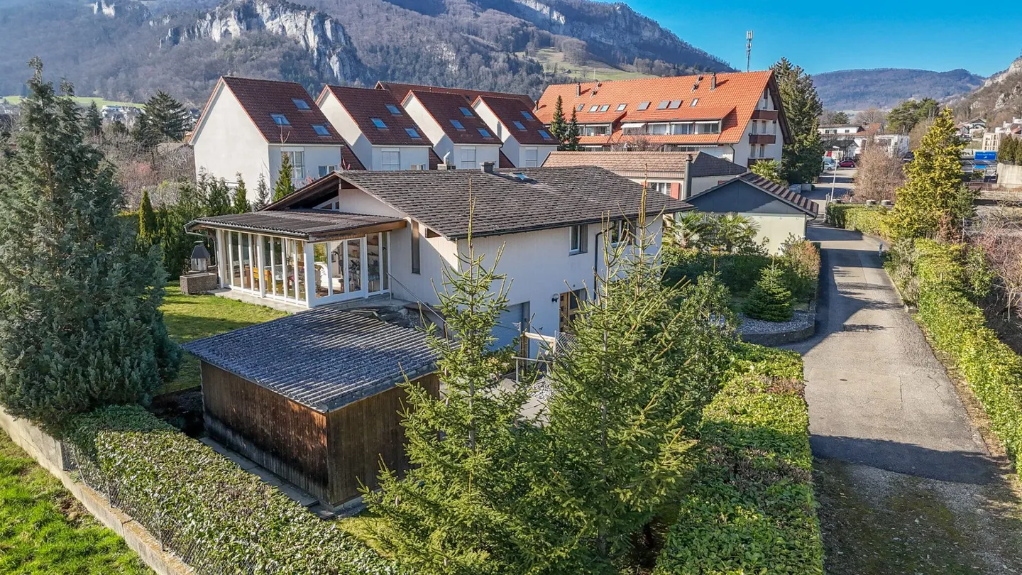 Maison individuelle de 5,5 pièces avec véranda et bâtiment supplémentaire sur un terrain de 1'091 m2 - Photo 3 sur 14