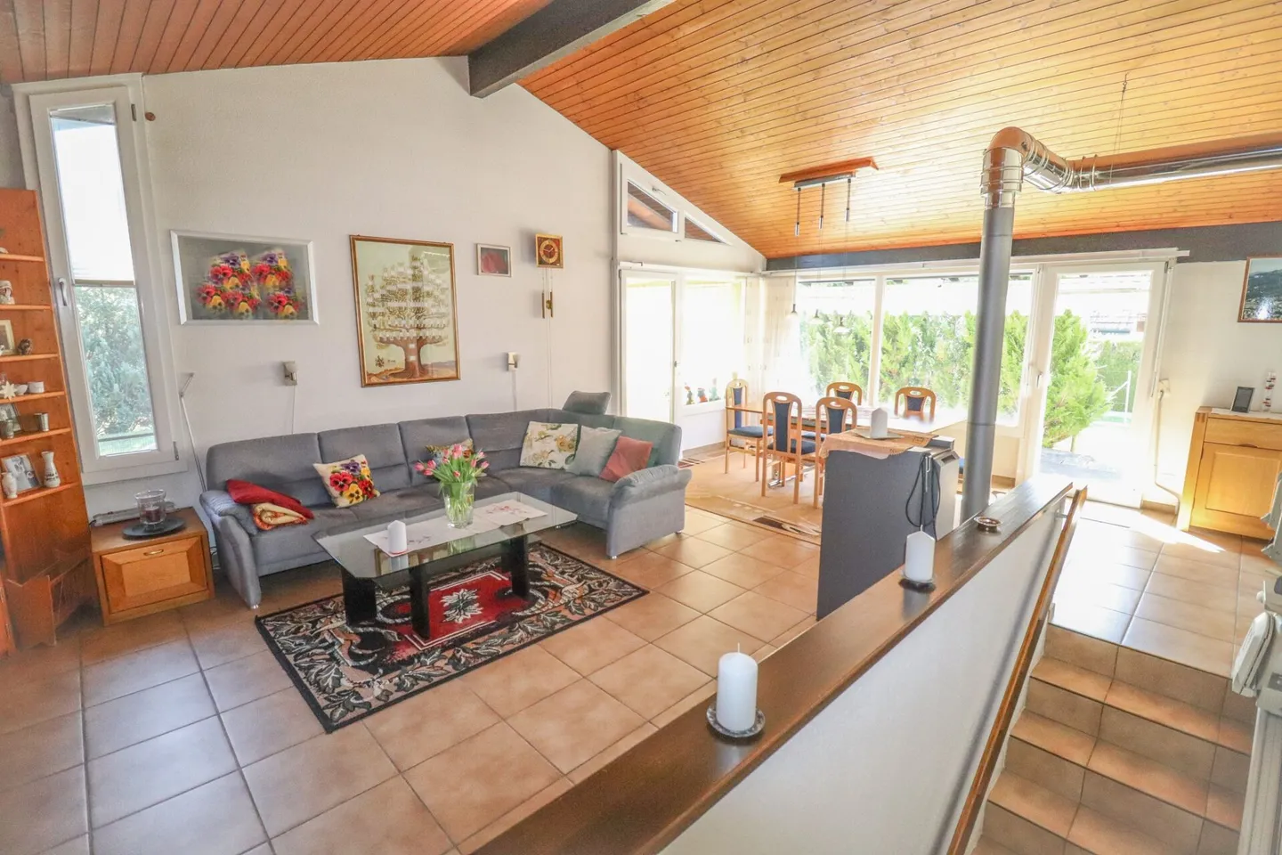 Maison individuelle de 5,5 pièces avec véranda et bâtiment supplémentaire sur un terrain de 1'091 m2 - Photo 4 sur 14