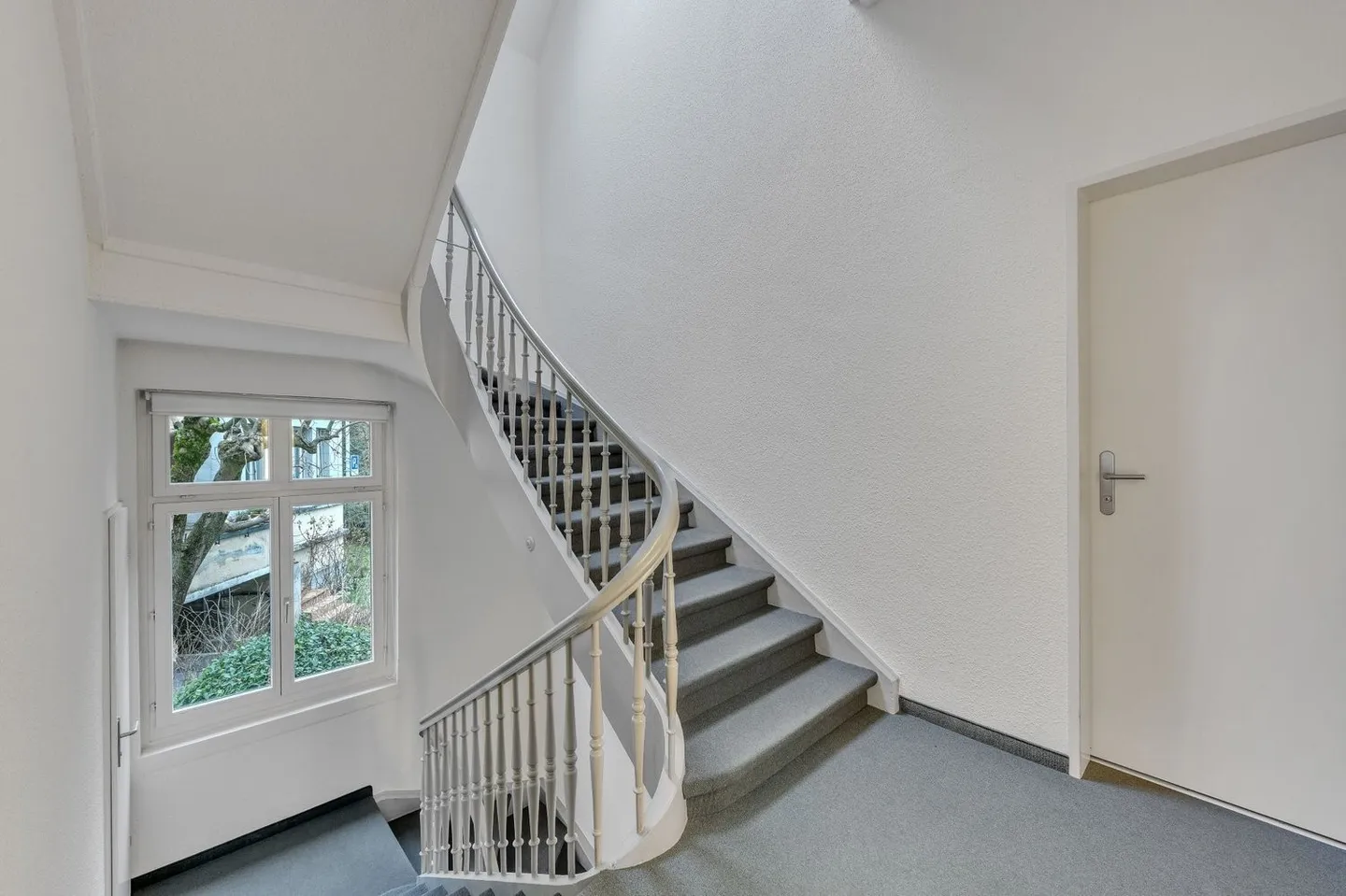 Well-maintained offices in a representative property in district 7 - Photo 3 of 12