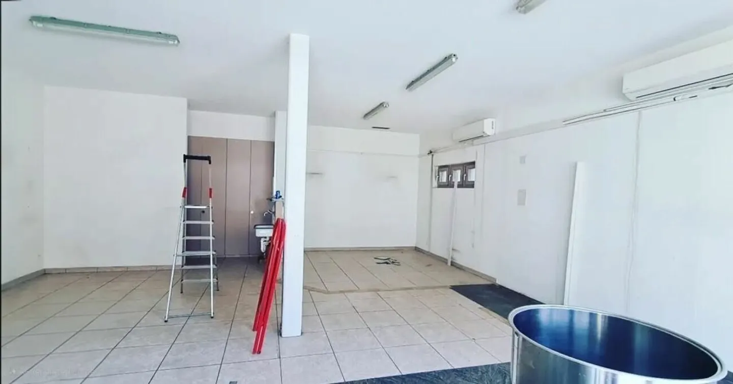 Commercial space on the ground floor in the center of the village with parking space - Photo 2 of 7