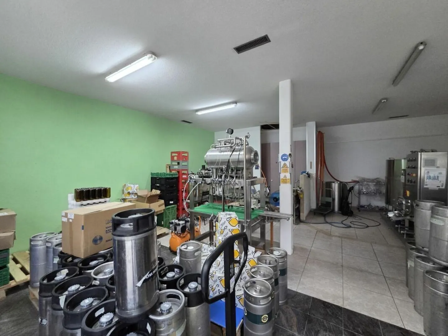 Commercial space on the ground floor in the center of the village with parking space - Photo 3 of 7