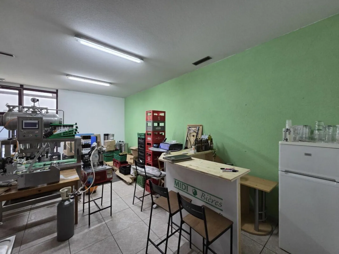 Commercial space on the ground floor in the center of the village with parking space - Photo 4 of 7