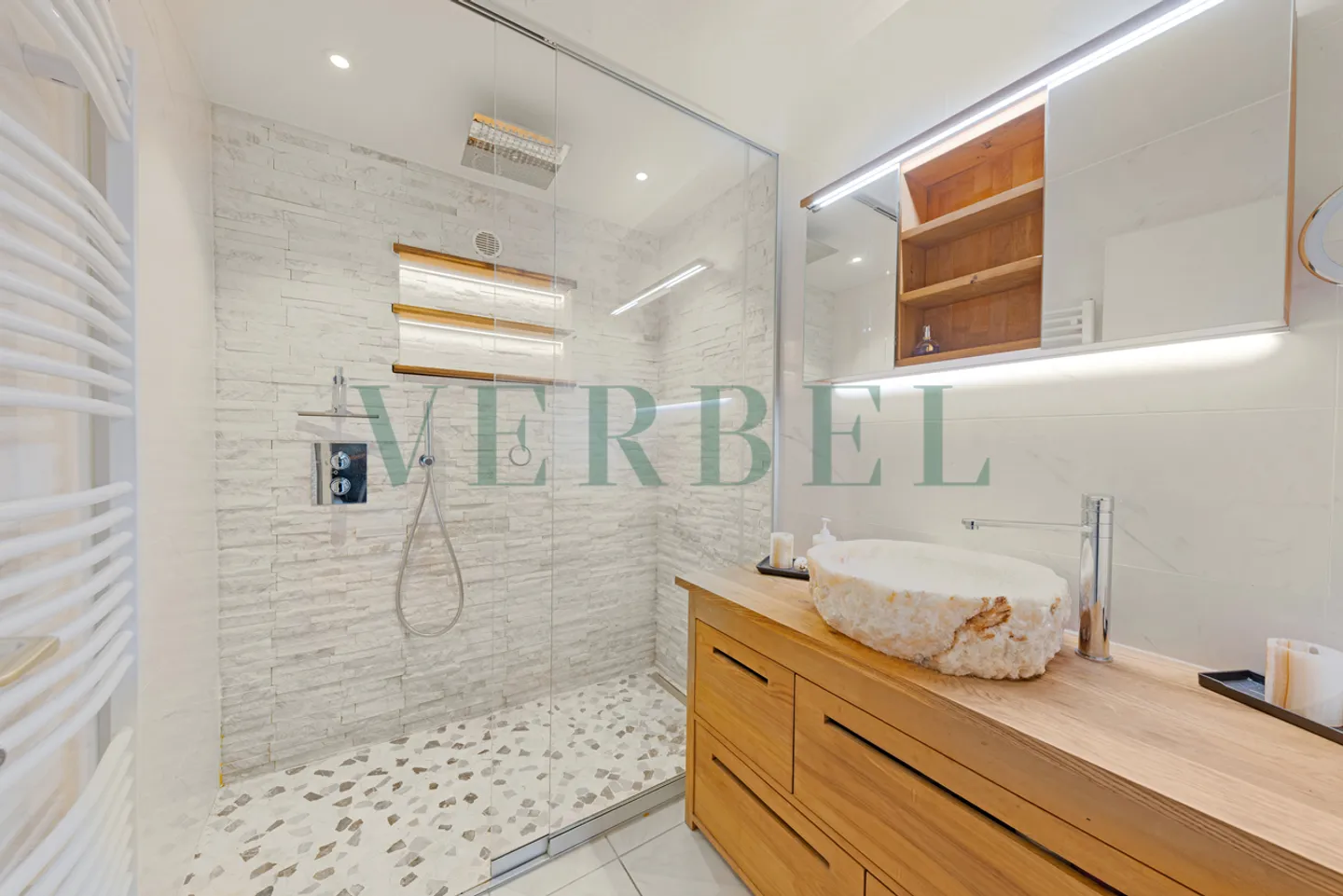 Spacious Semi-Detached House - Photo 9 of 11