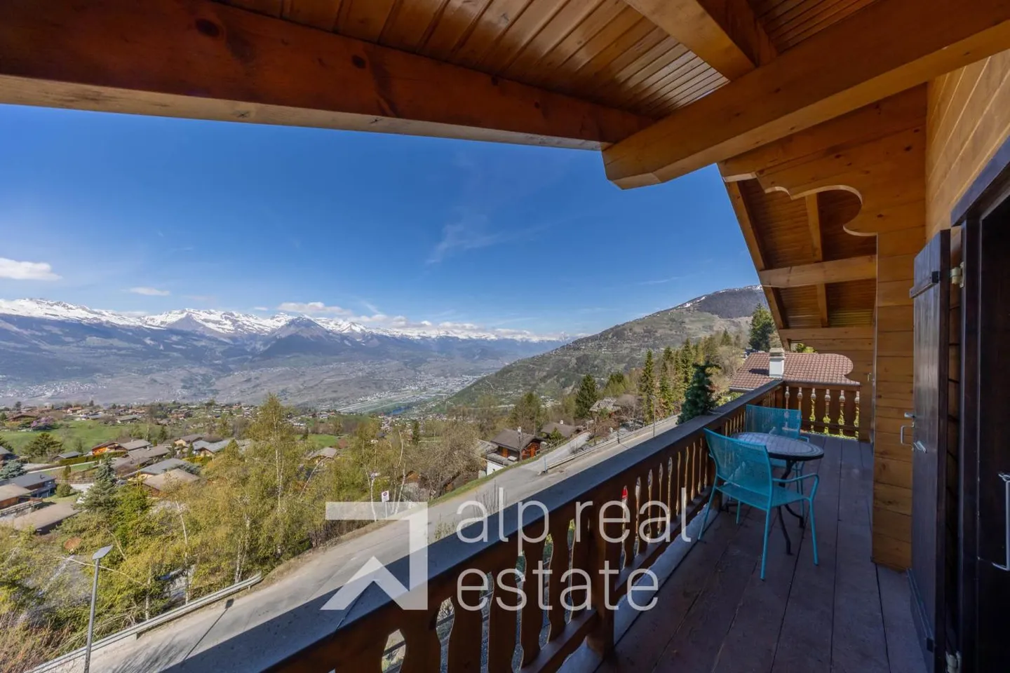 Charmantes Chalet mit Panoramablick - Foto 1 von 13