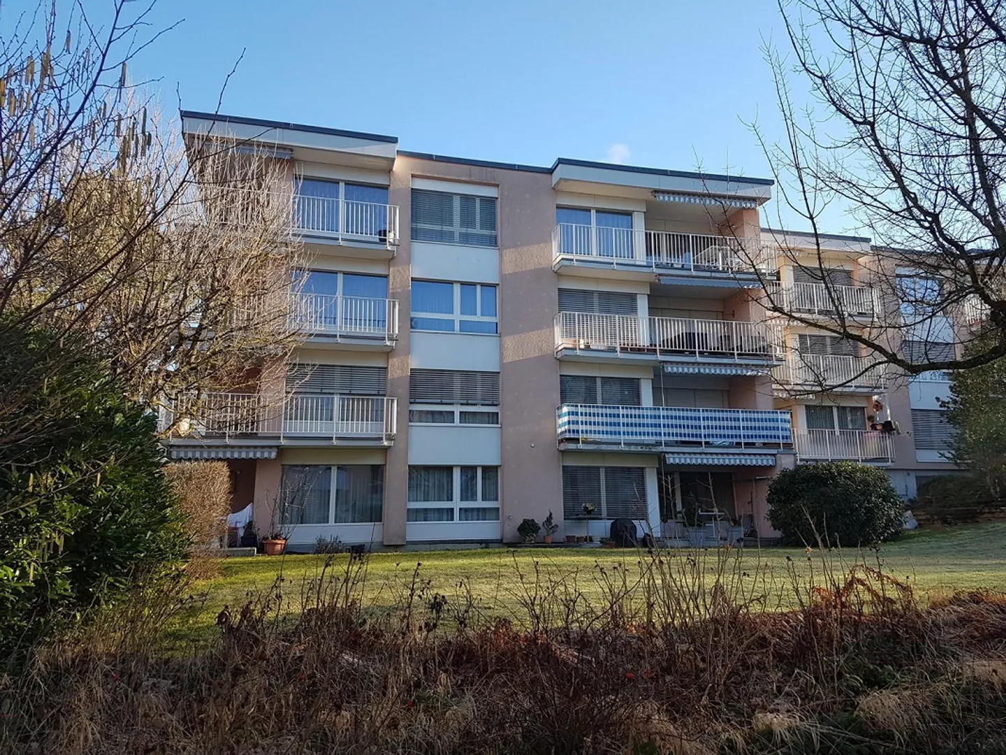 Appartement 3.5 pièces partiellement rénové à louer dans un endroit calme ! - Photo 1 sur 13